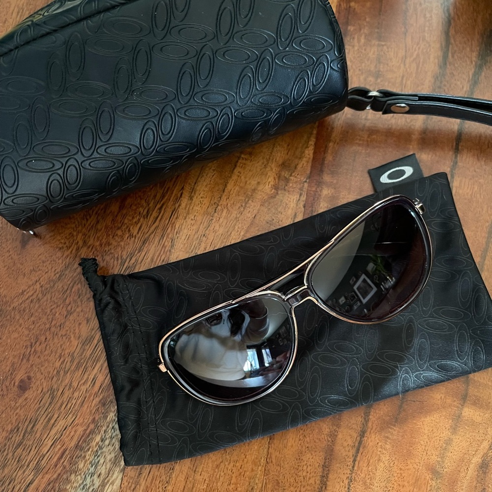 Oakley Black Aviator Sunglasses with Embossed Case